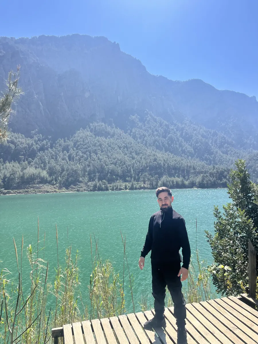 Alpa Abi an einem Bergsee