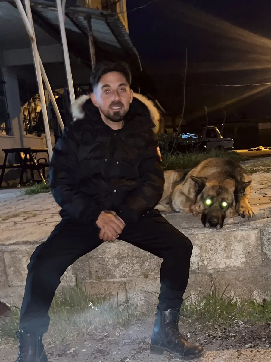Alpa Abi abends mit einem Hund