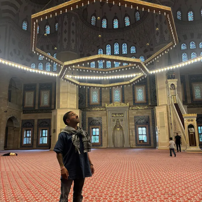 Alpa Abi in einer Moschee