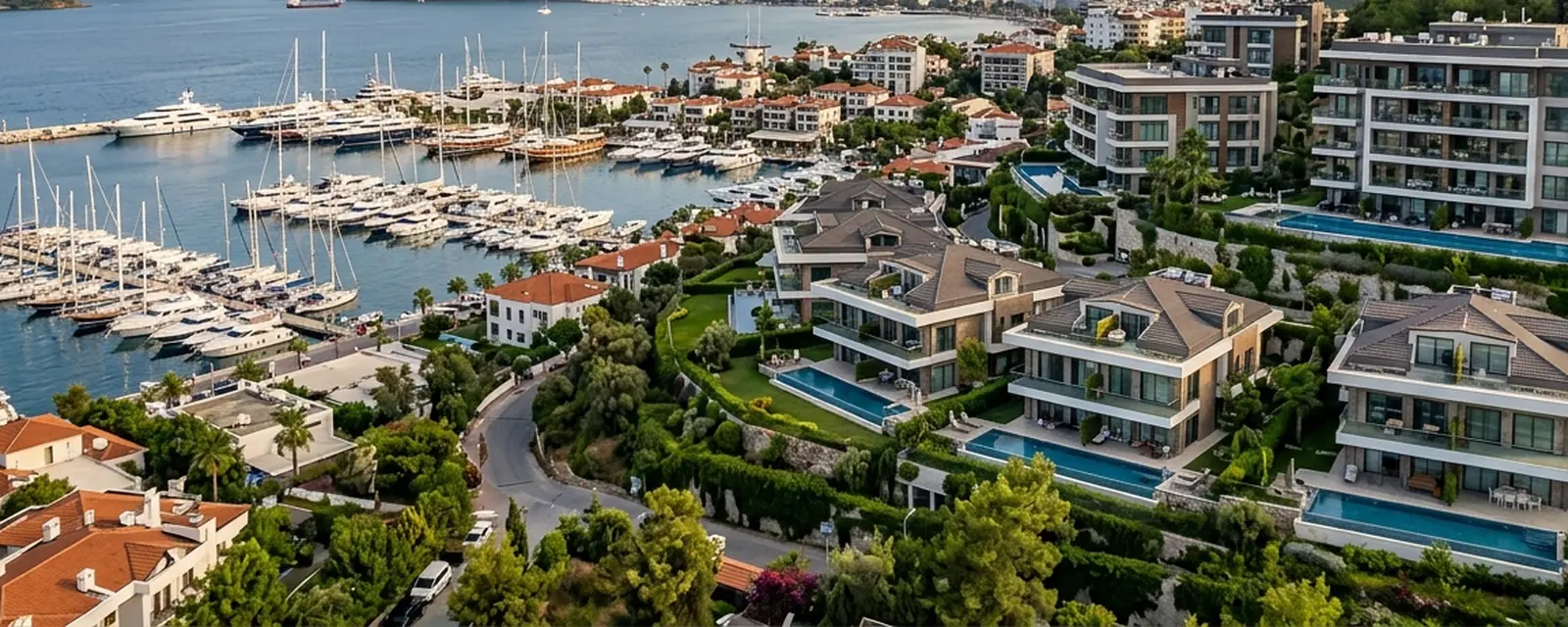 Jachthaven van Marmaris met wooncomplexen